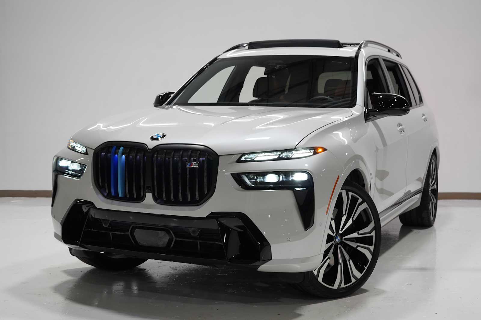 2025 BMW X7 M60i's photo