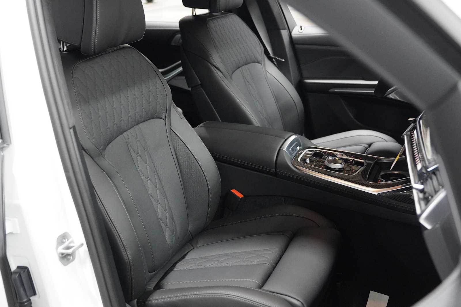 New 2027 Mineral White Metallic BMW M60i image 9