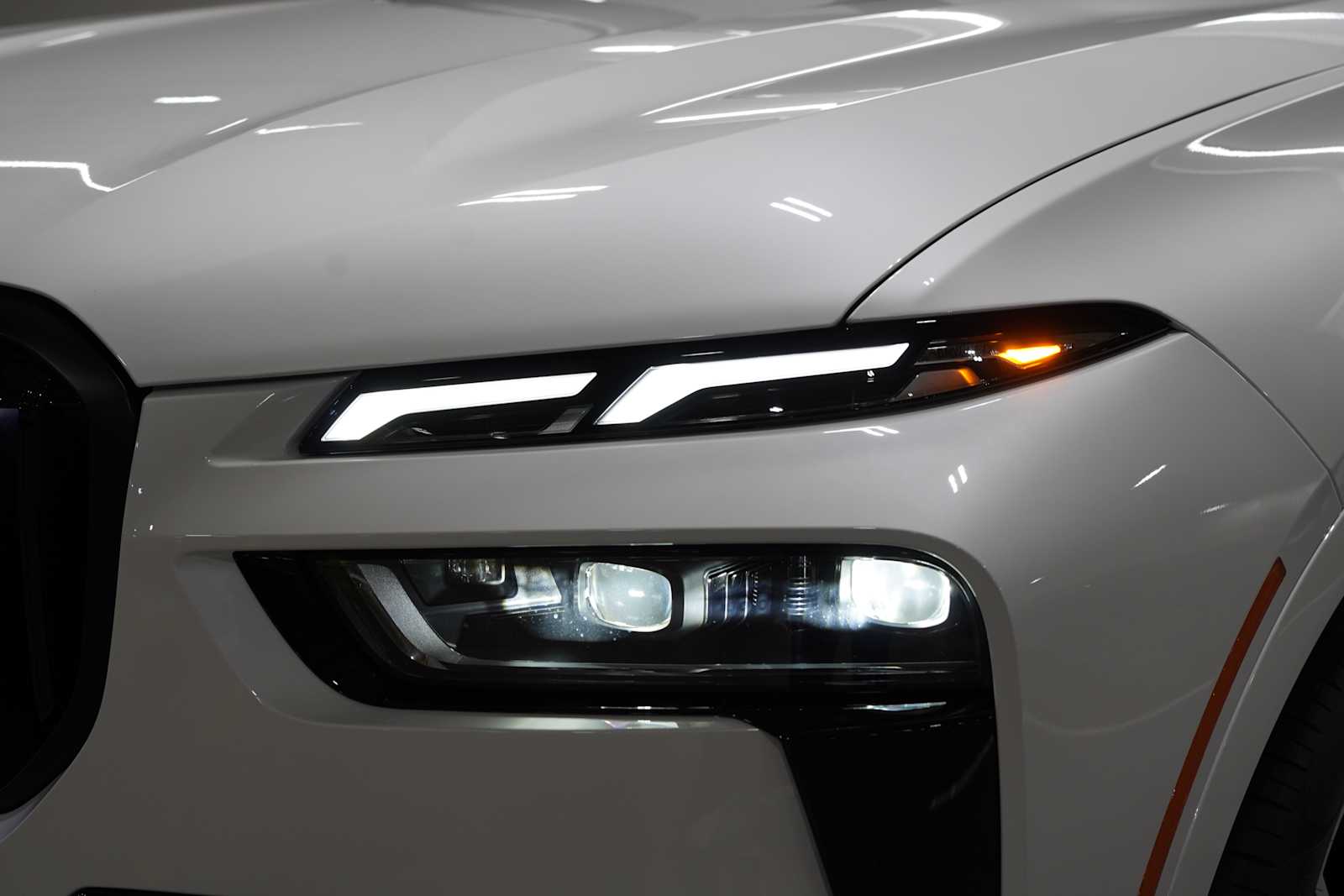 New 2027 Mineral White Metallic BMW M60i image 6