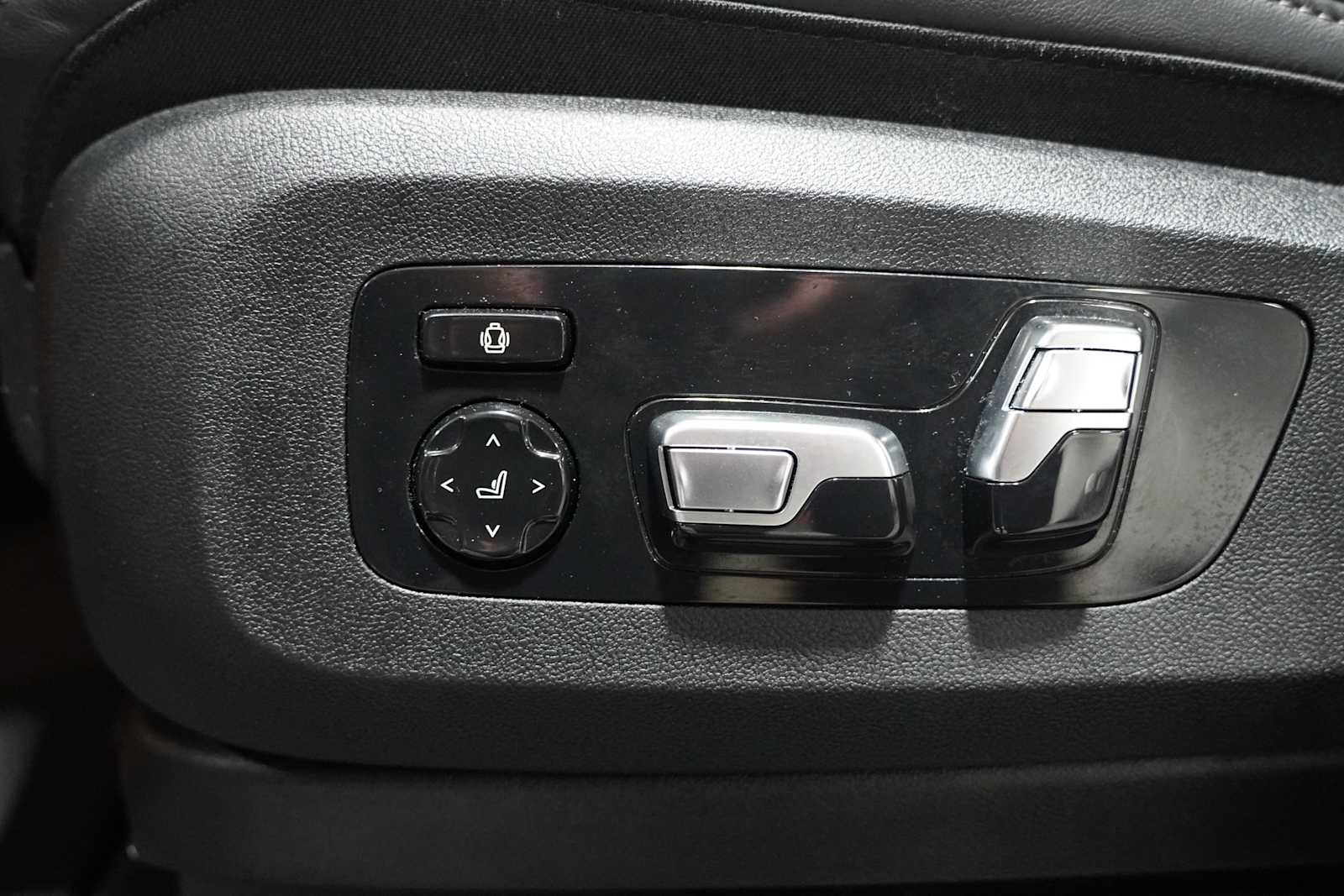 Used 2026 Mineral White Metallic BMW M60i image 14