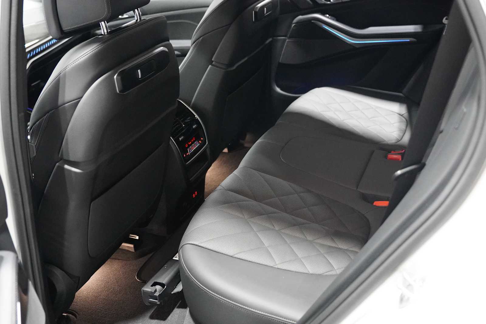 Used 2026 Mineral White Metallic BMW M60i image 24