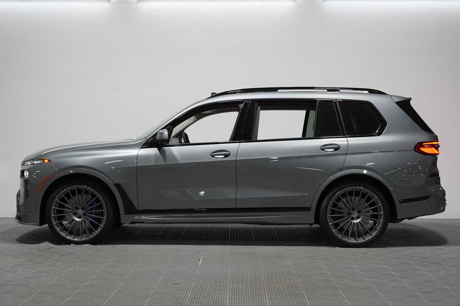 New 2026 Skyscraper Grey Metallic BMW ALPINA XB7 image 4