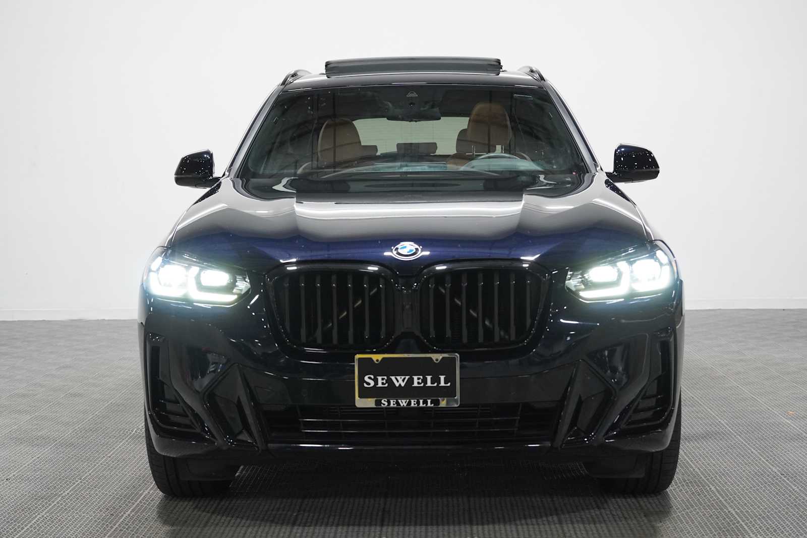 Used 2023 Carbon Black Metallic BMW xDrive30i image 2
