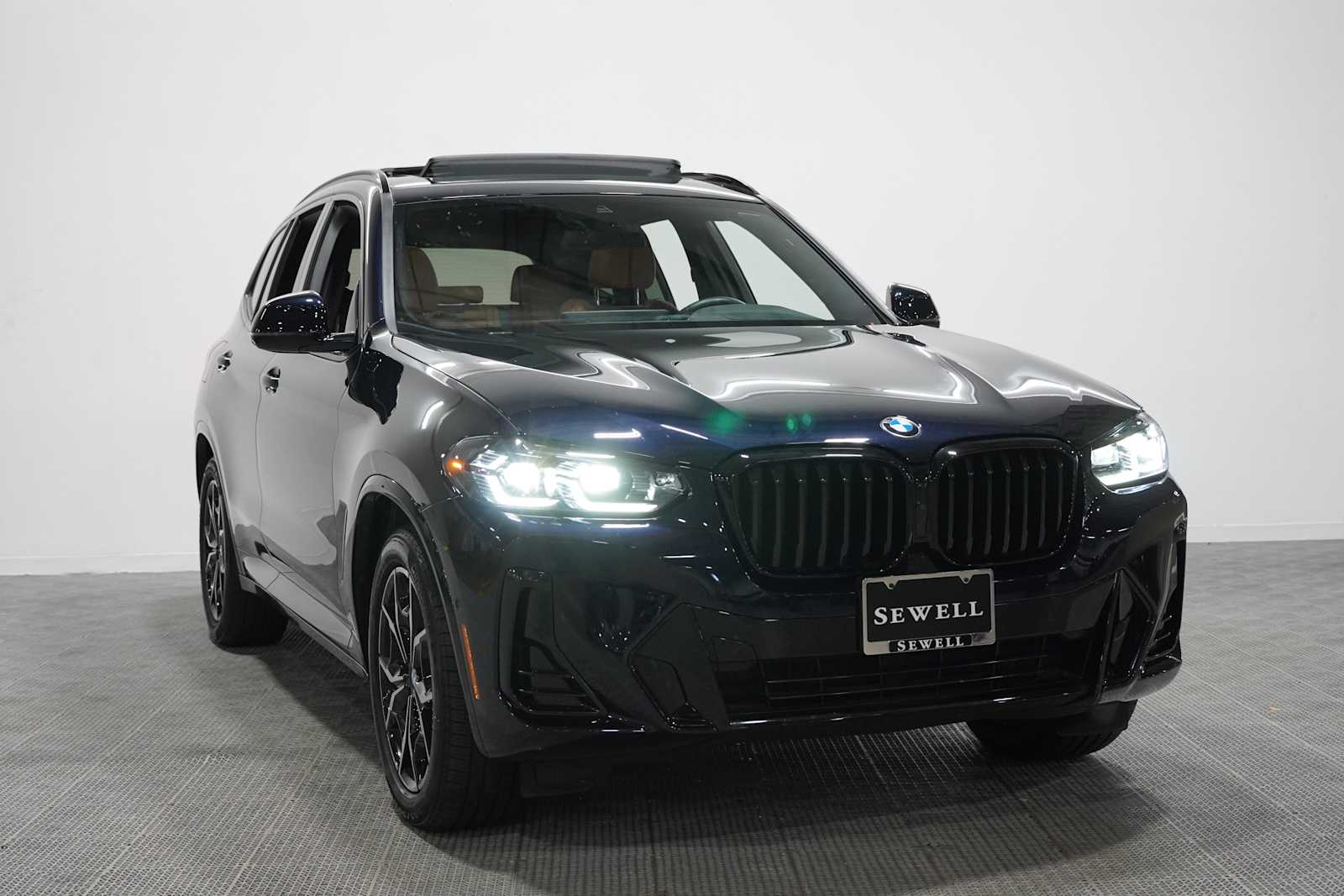 Used 2023 Carbon Black Metallic BMW xDrive30i image 3