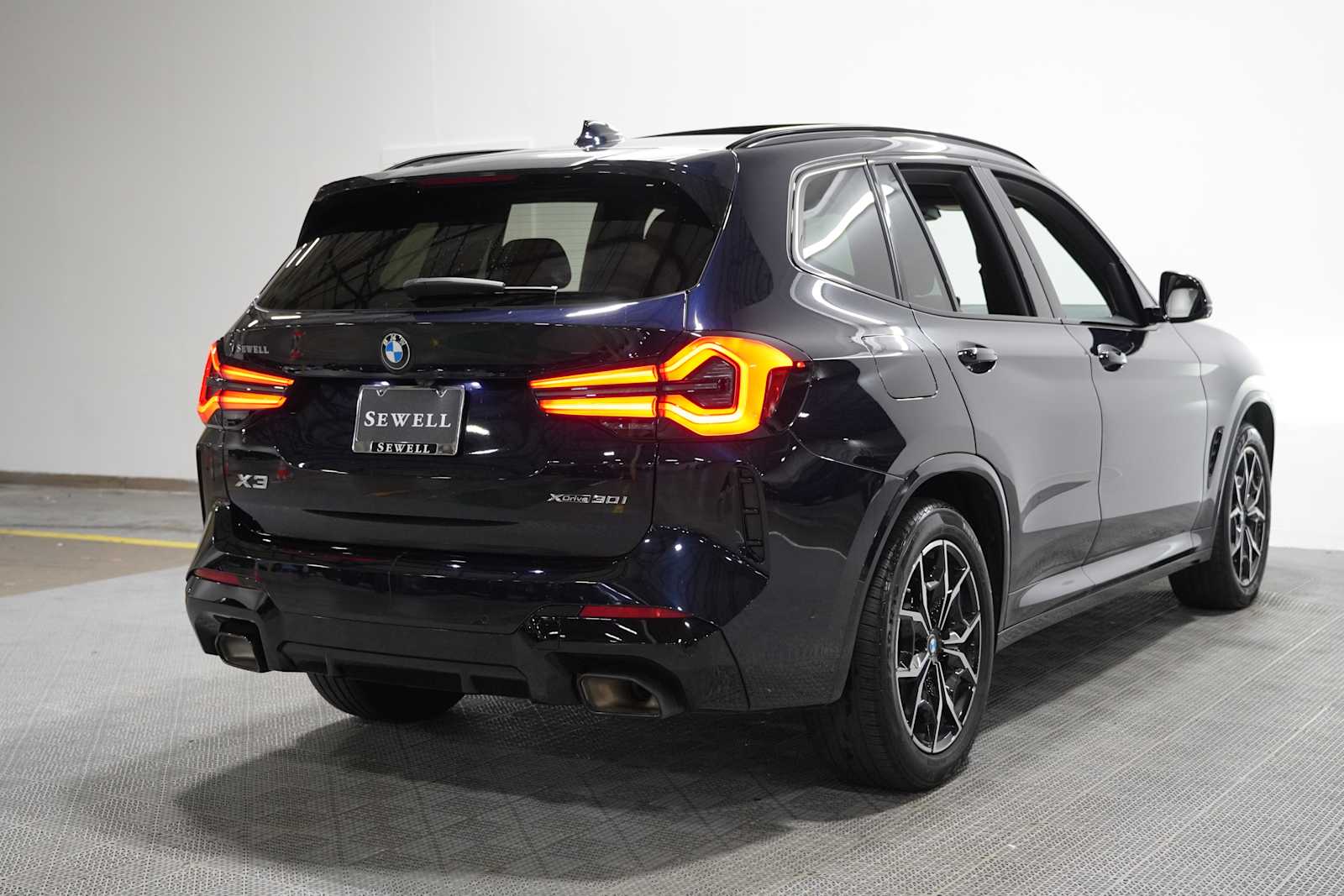 Used 2023 Carbon Black Metallic BMW xDrive30i image 4