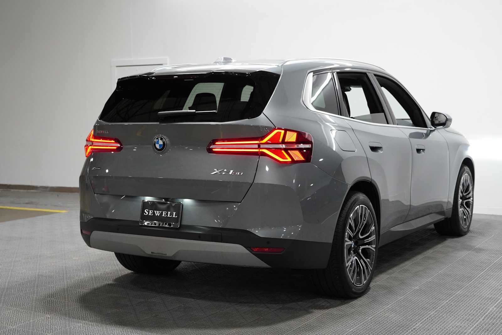 Used 2026 Skyscraper Grey Metallic BMW 30 xDrive image 4