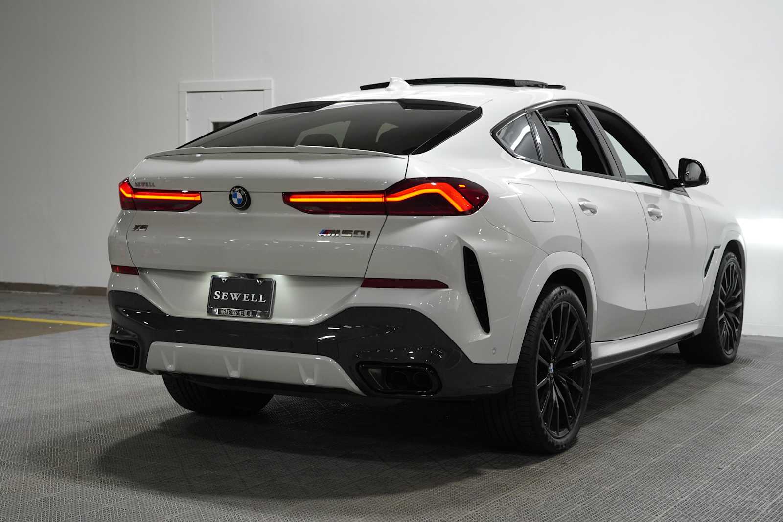 Used 2023 Mineral White Metallic BMW M50i image 4