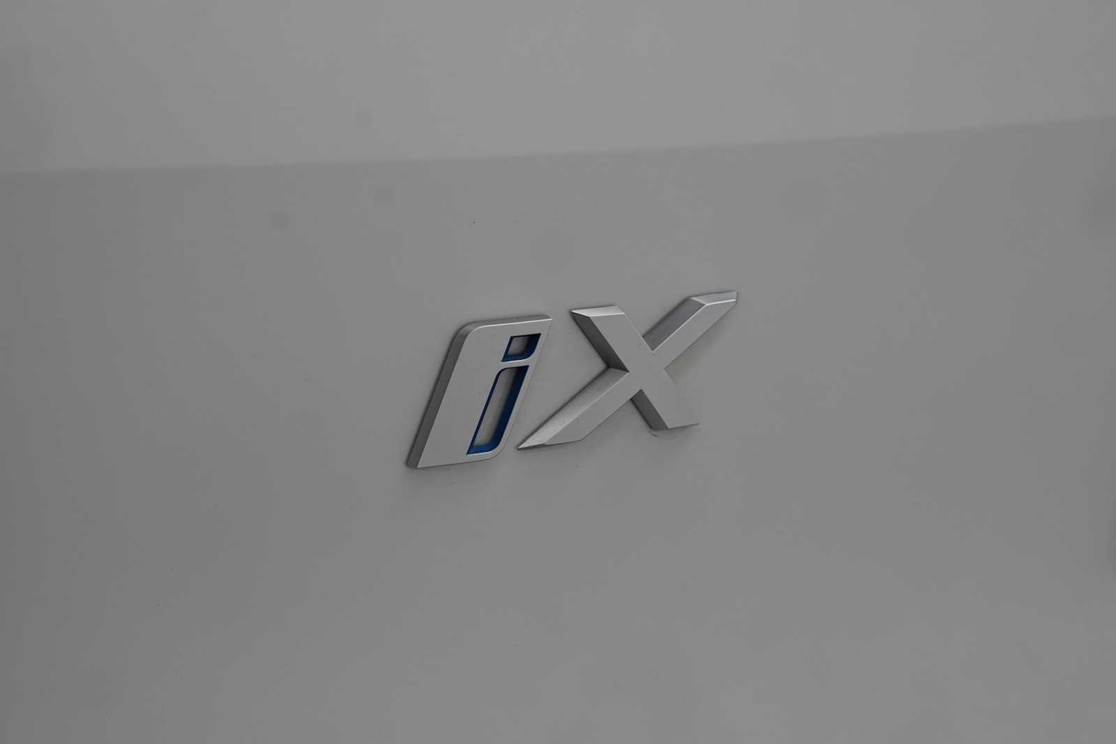 Used 2024 Mineral White Metallic BMW xDrive50 image 9