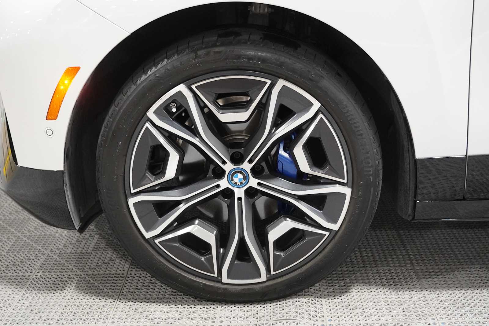 Used 2024 Mineral White Metallic BMW xDrive50 image 8