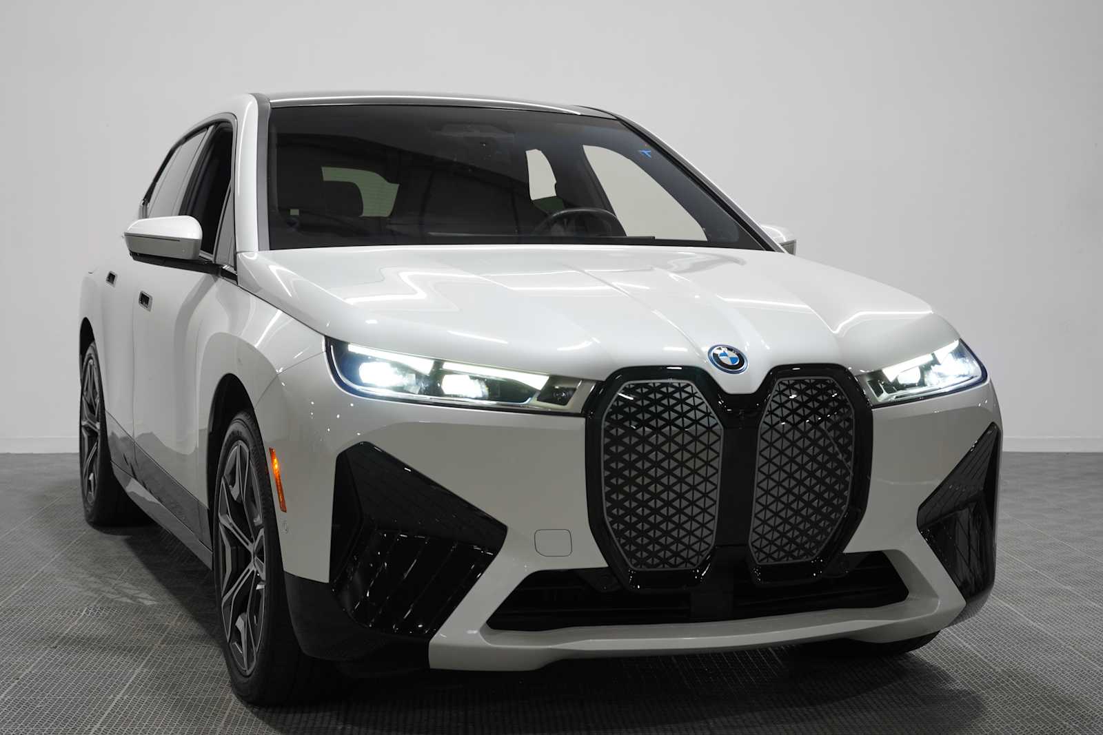 Used 2024 Mineral White Metallic BMW xDrive50 image 3
