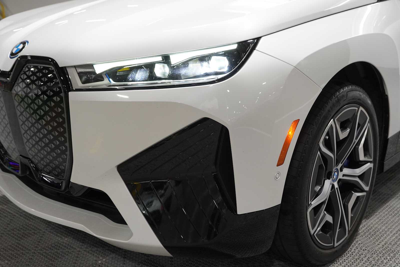 Used 2024 Mineral White Metallic BMW xDrive50 image 7