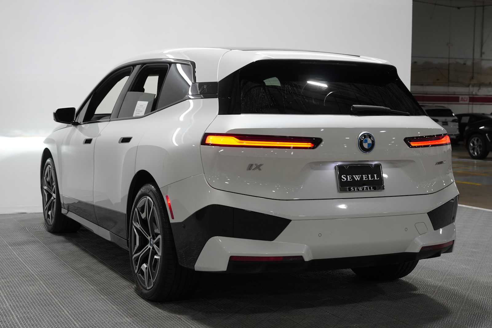 Used 2024 Mineral White Metallic BMW xDrive50 image 6