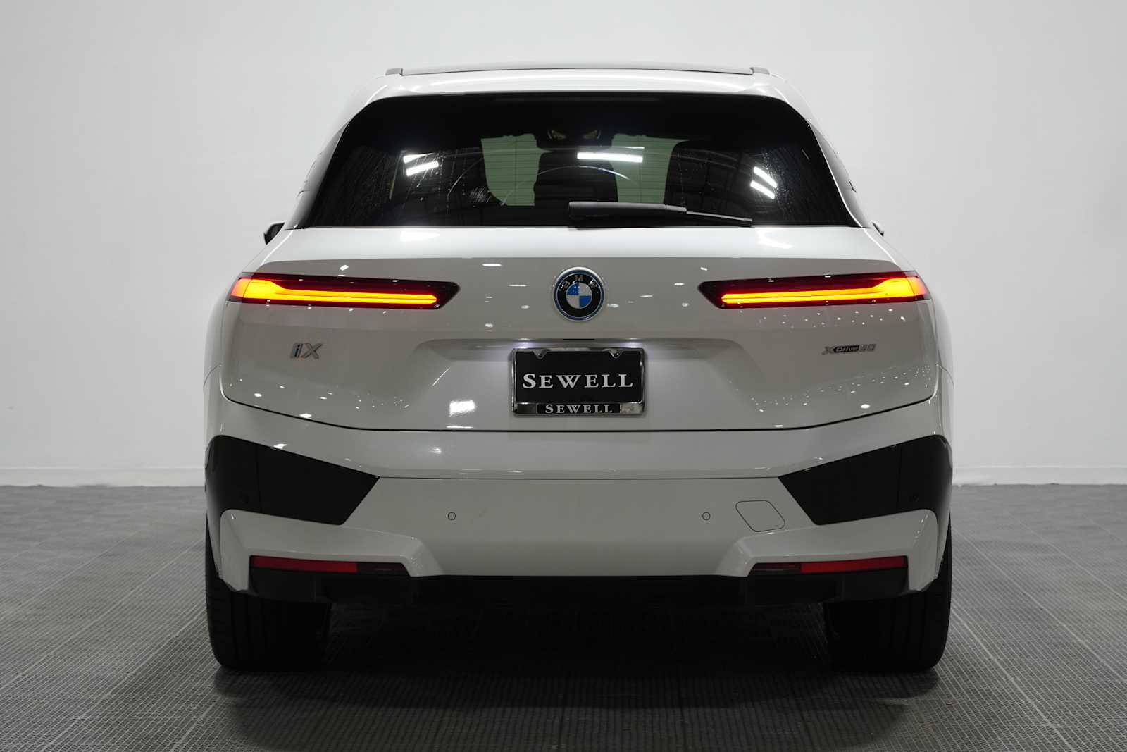 Used 2024 Mineral White Metallic BMW xDrive50 image 5