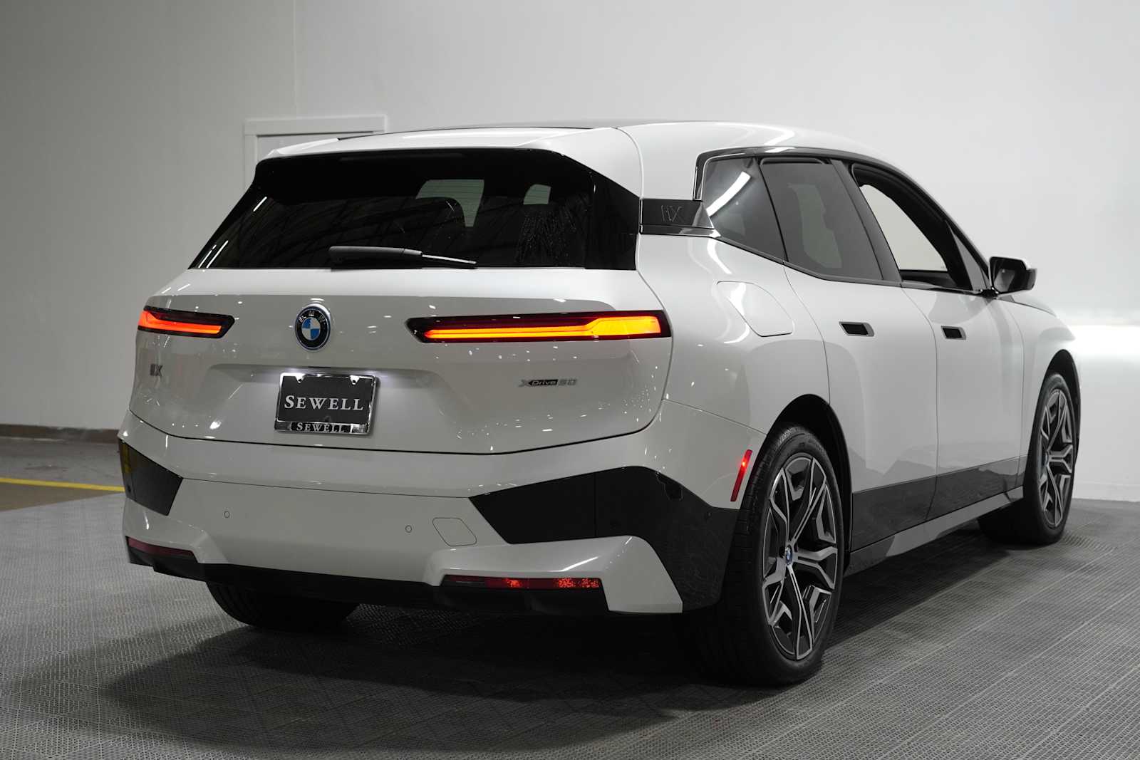 Used 2024 Mineral White Metallic BMW xDrive50 image 4