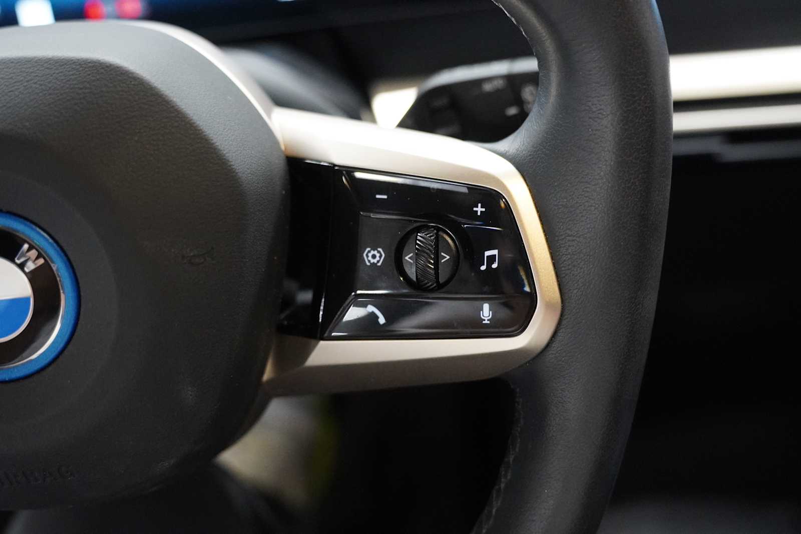 Used 2024 Mineral White Metallic BMW xDrive50 image 20