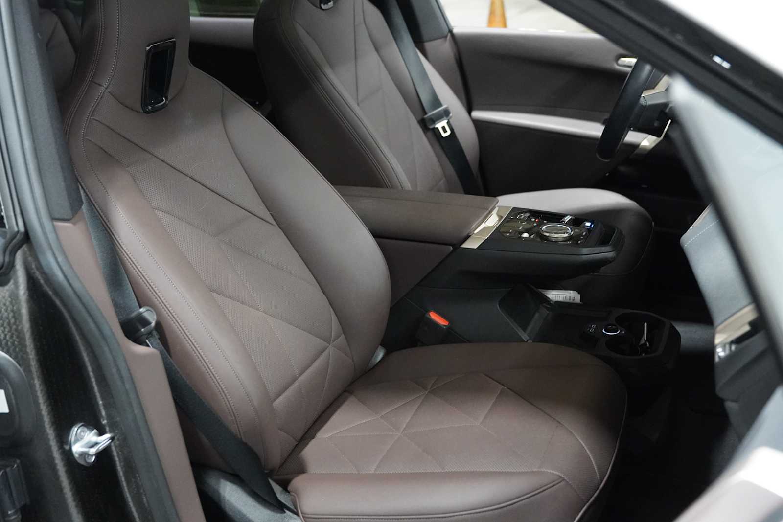 Used 2024 Mineral White Metallic BMW xDrive50 image 11