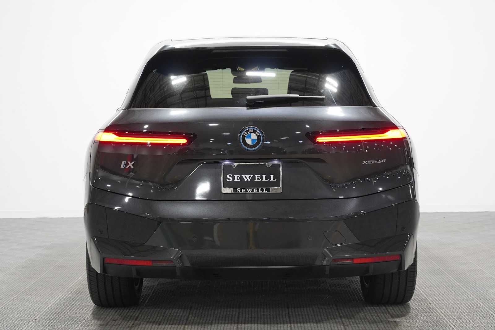 Certified Used 2023 Dark Graphite Metallic BMW xDrive50 image 5