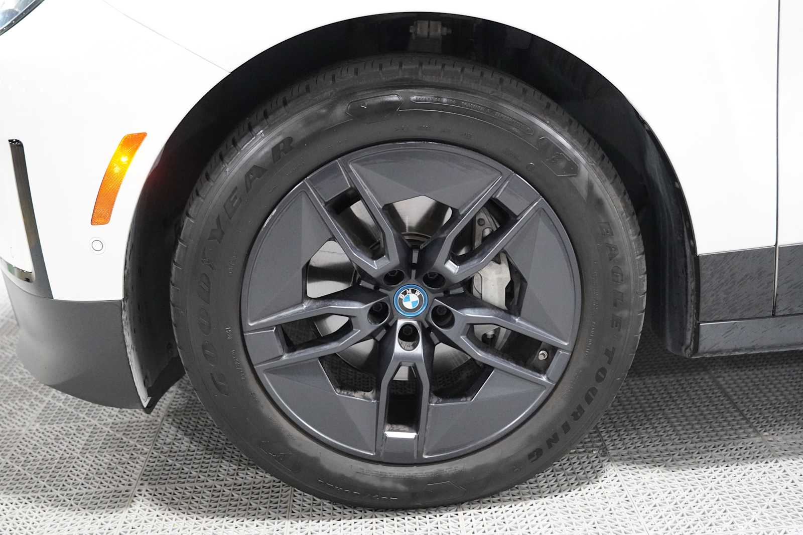 Used 2024 Alpine White BMW xDrive50 image 10