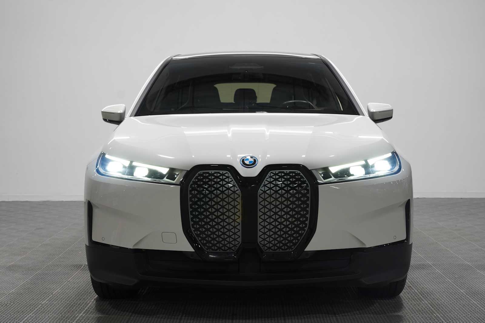 Used 2024 Alpine White BMW xDrive50 image 2