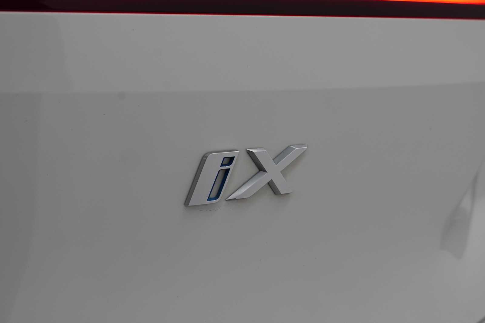 Used 2024 Alpine White BMW xDrive50 image 8