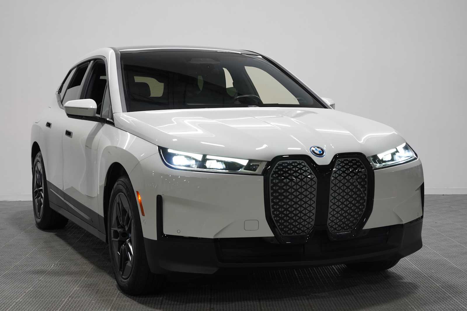 Used 2024 Alpine White BMW xDrive50 image 3