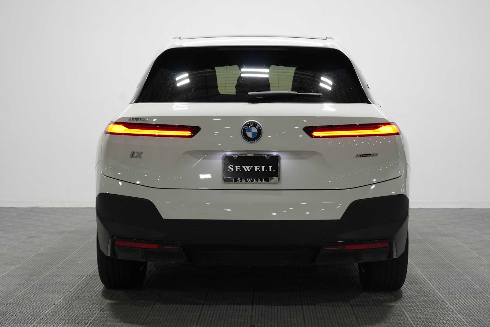 Used 2024 Alpine White BMW xDrive50 image 5
