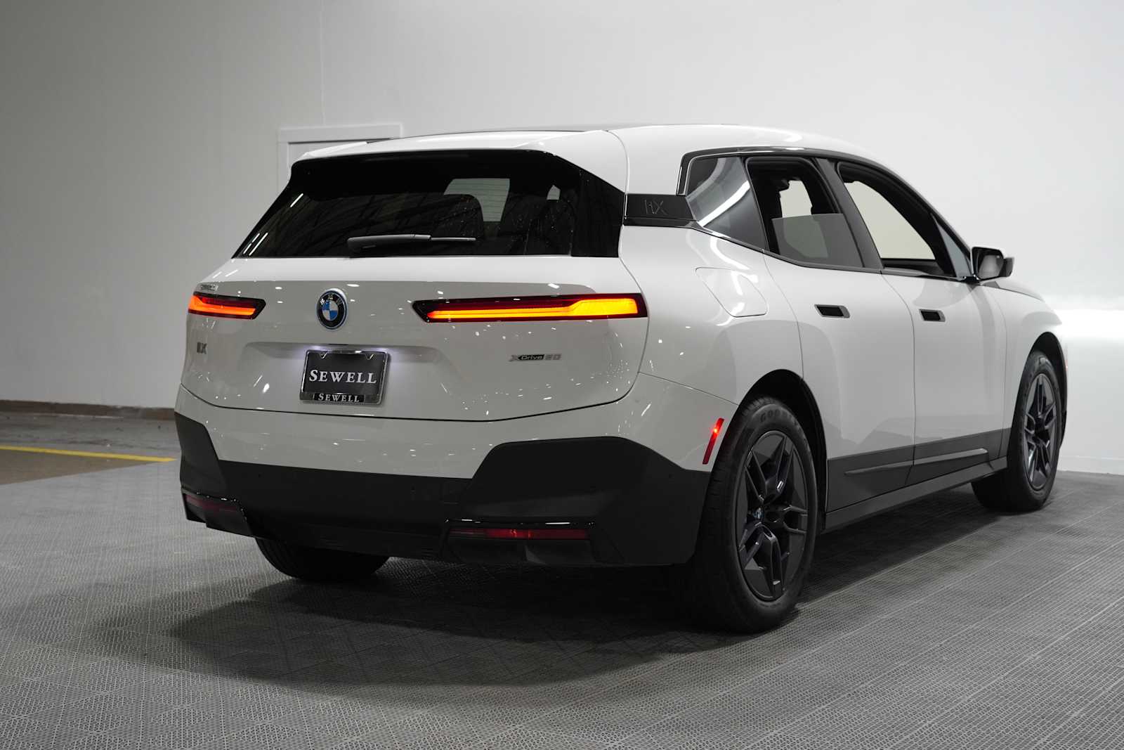 Used 2024 Alpine White BMW xDrive50 image 4