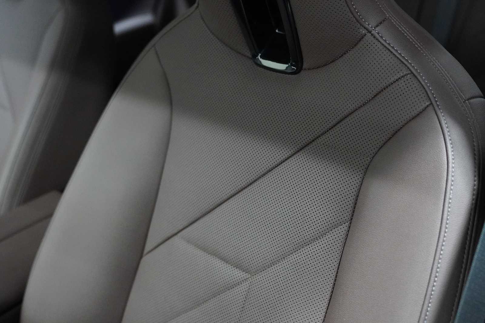 Used 2024 Alpine White BMW xDrive50 image 12