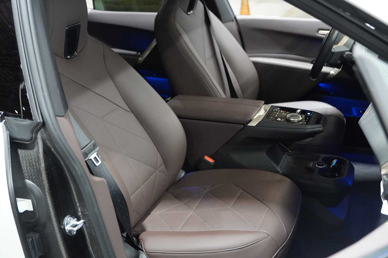 Used 2024 Alpine White BMW xDrive50 image 11