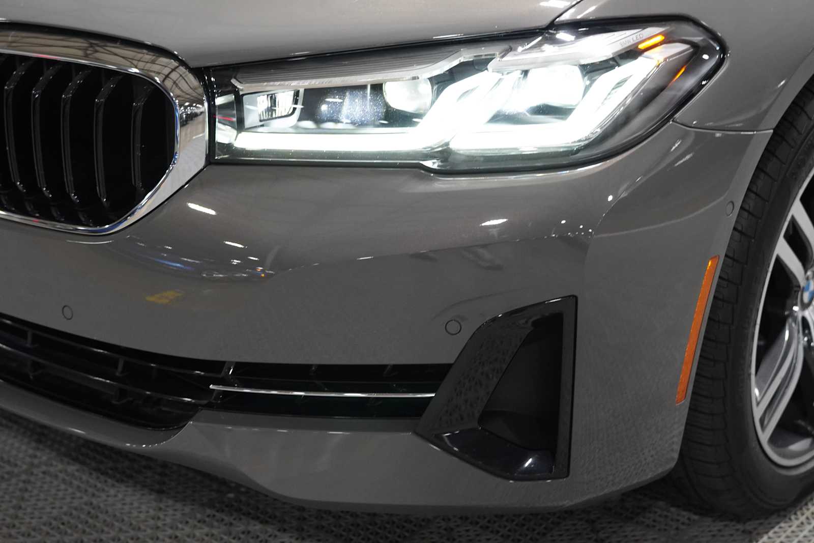 Used 2021 Bernina Grey Amber Effect BMW 540i image 8