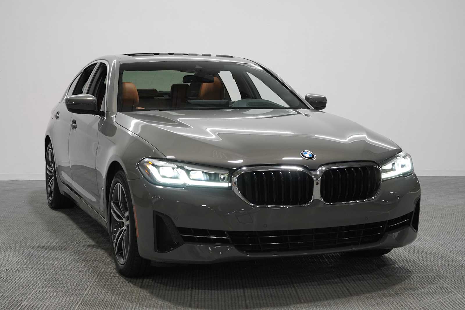 Used 2021 Bernina Grey Amber Effect BMW 540i image 3