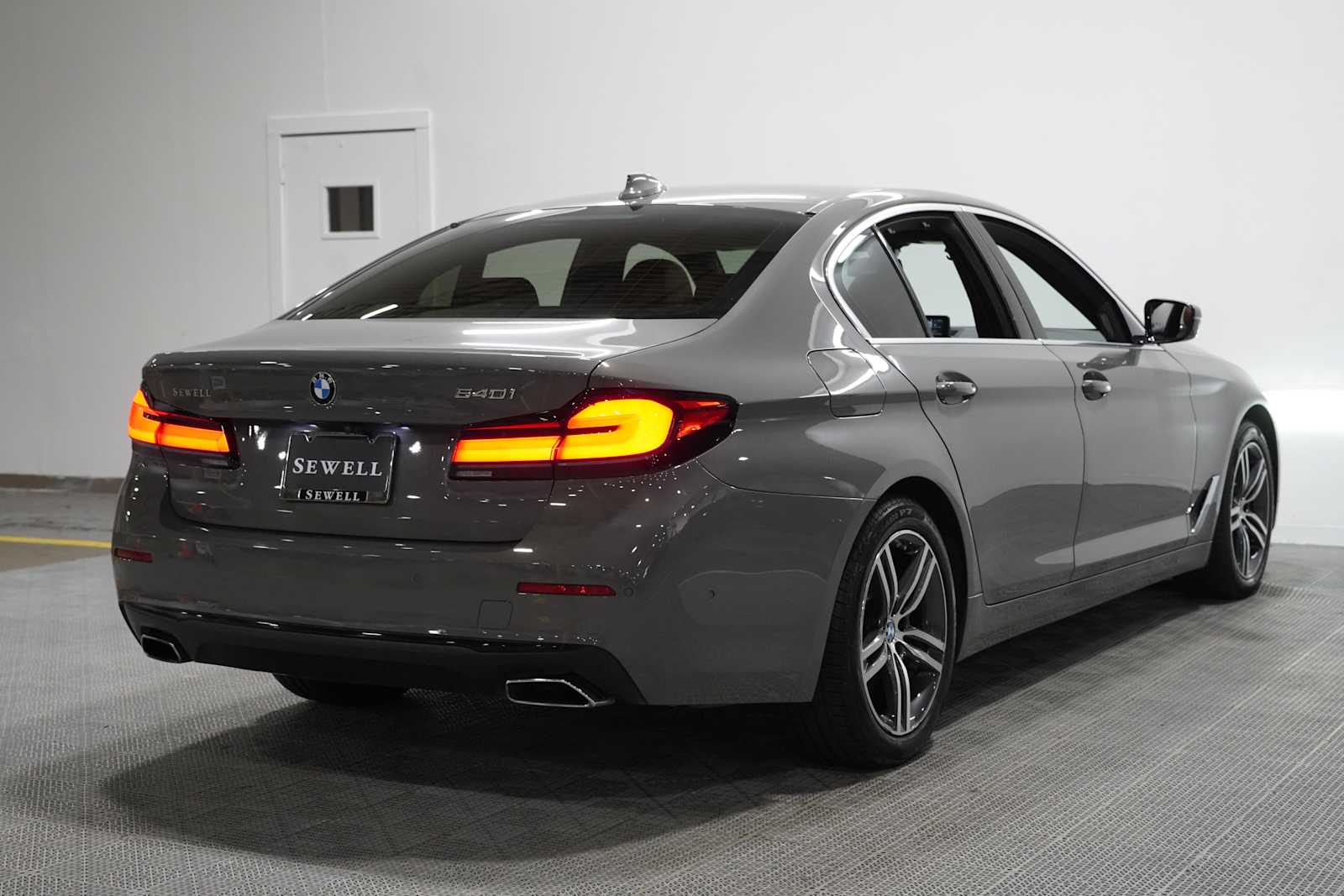 Used 2021 Bernina Grey Amber Effect BMW 540i image 4