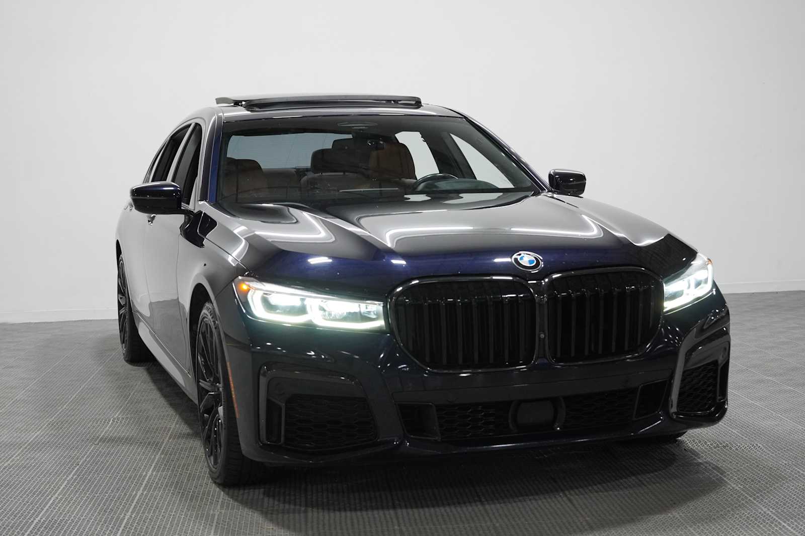 Used 2022 Carbon Black Metallic BMW 750i xDrive image 3
