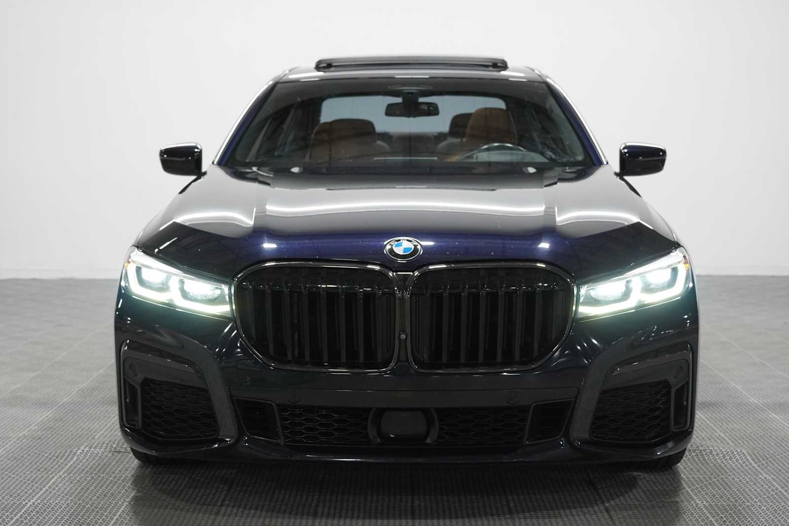 Used 2022 Carbon Black Metallic BMW 750i xDrive image 2