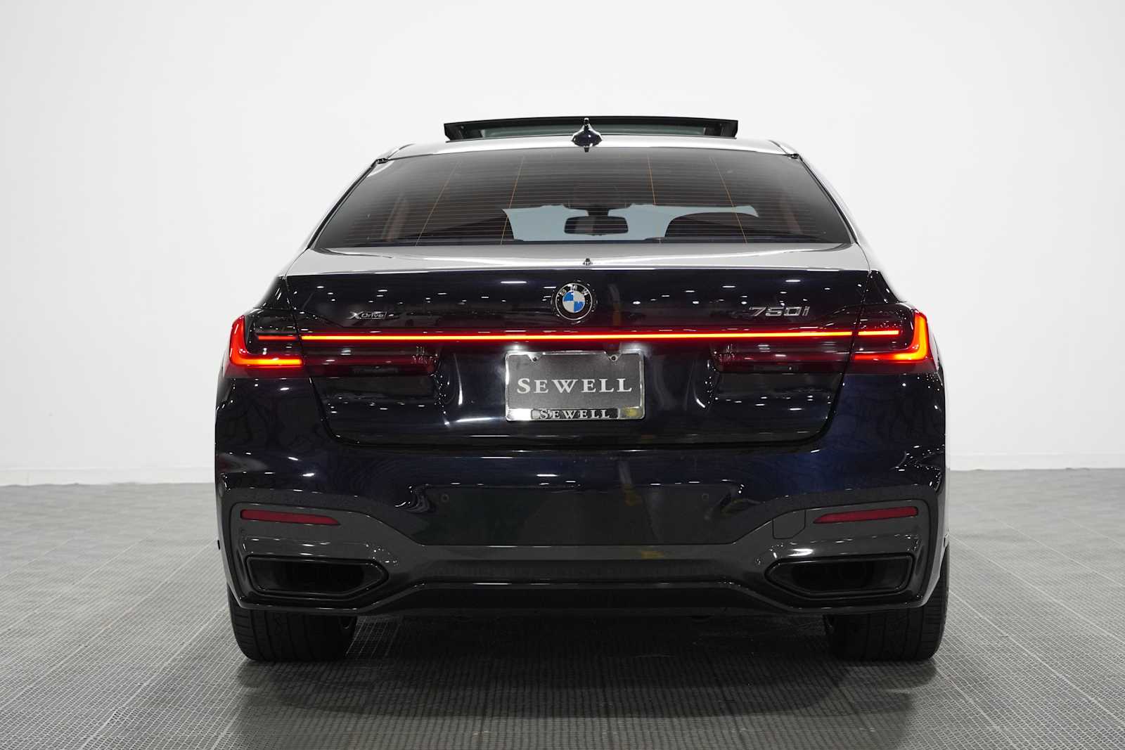 Used 2022 Carbon Black Metallic BMW 750i xDrive image 5