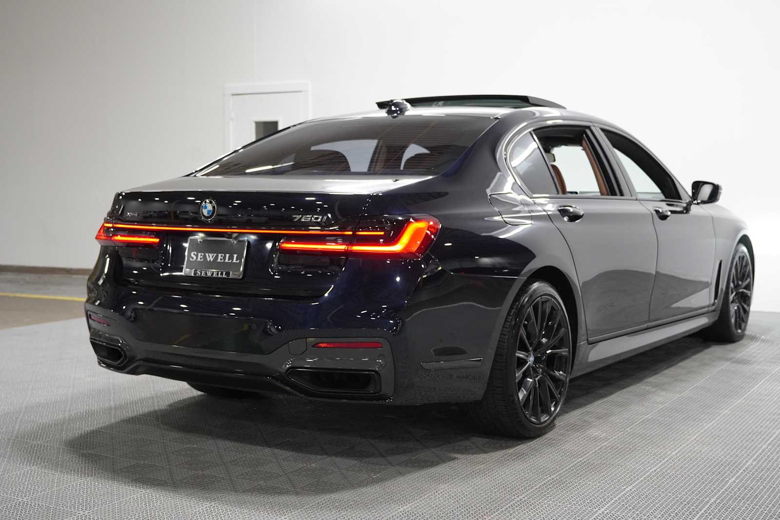 Used 2022 Carbon Black Metallic BMW 750i xDrive image 4