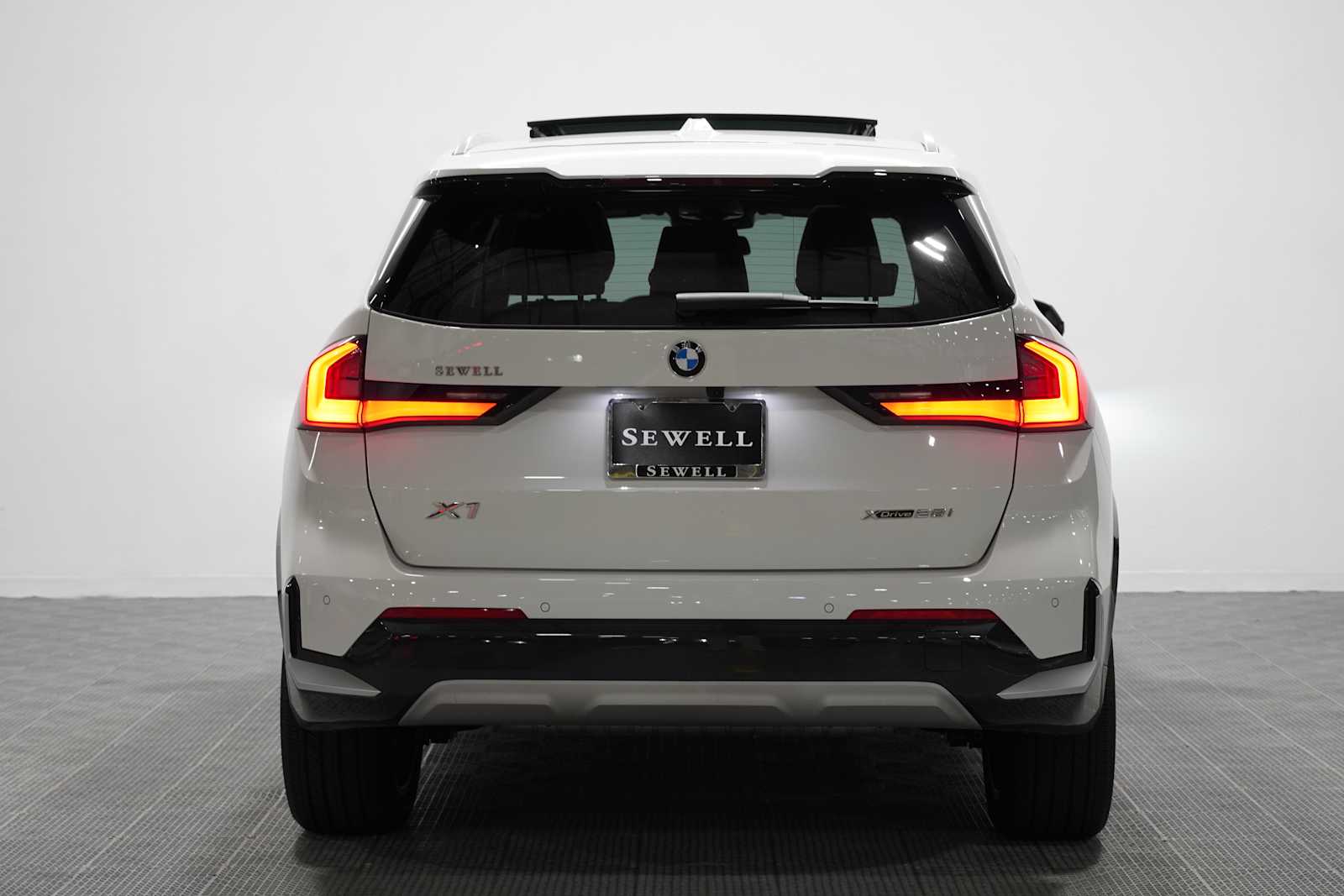 Used 2026 Alpine White BMW xDrive28i image 5