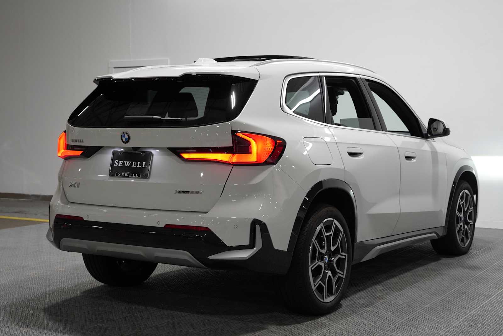 Used 2026 Alpine White BMW xDrive28i image 4