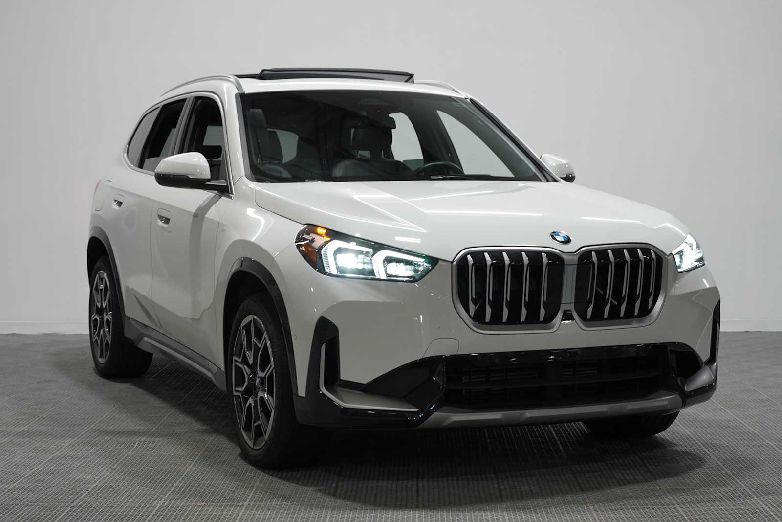 Used 2026 Alpine White BMW xDrive28i image 3