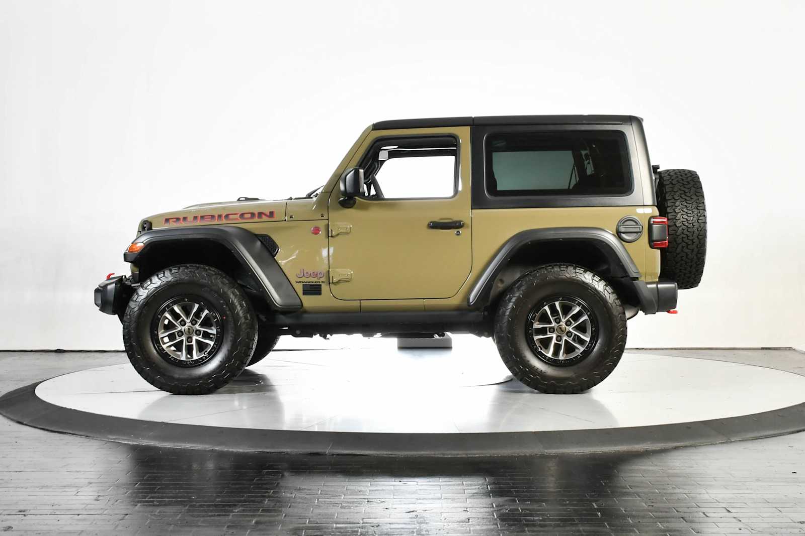 Used 2025 Green (41) Jeep Rubicon image 2