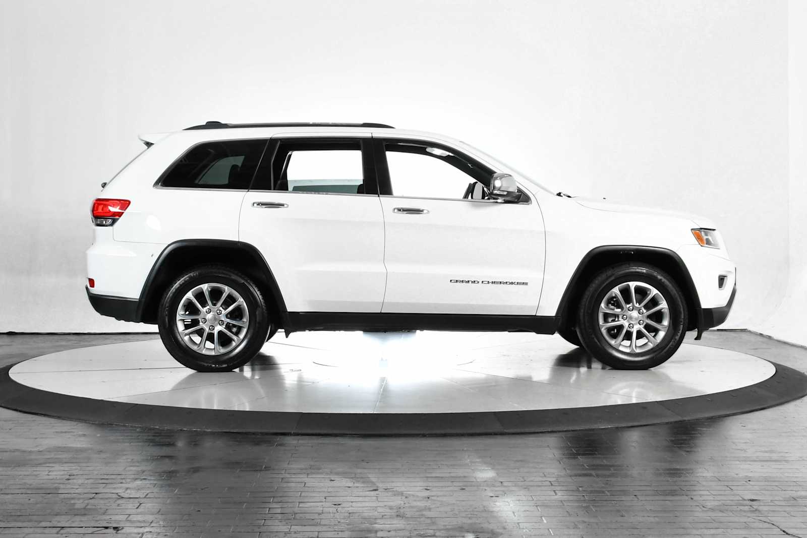 Used 2015 Bright White Clearcoat Jeep Limited image 7