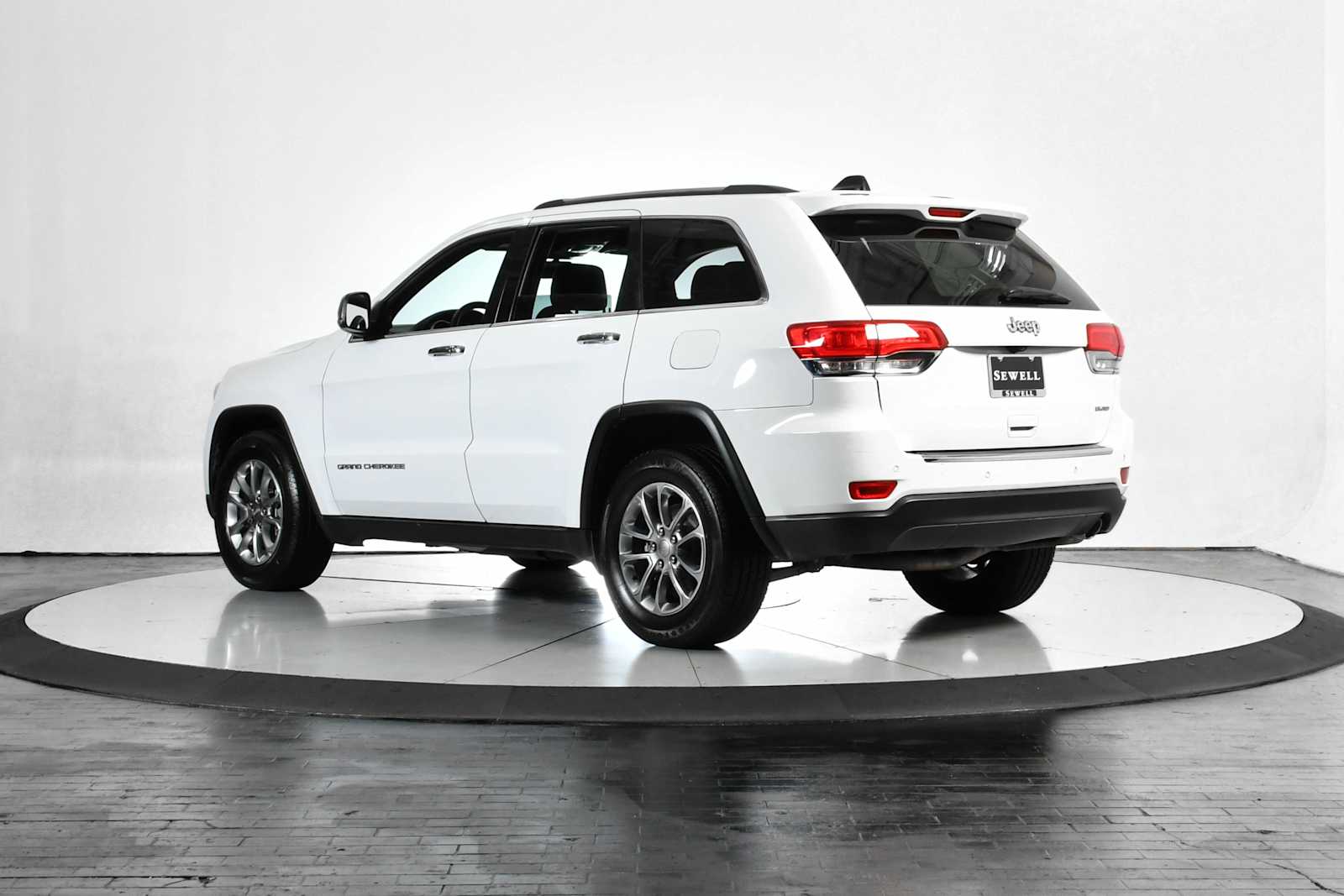 Used 2015 Bright White Clearcoat Jeep Limited image 4
