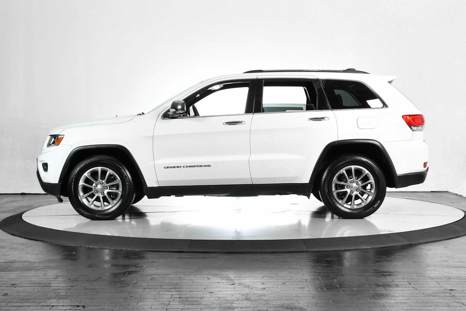 Used 2015 Bright White Clearcoat Jeep Limited image 2