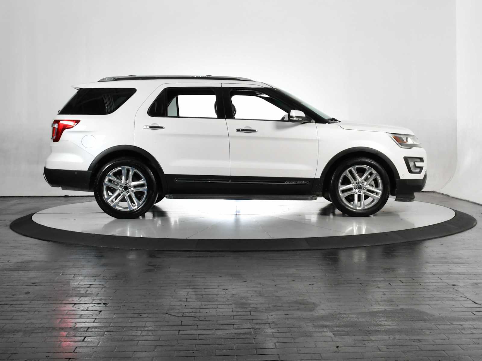 Used 2017 White Platinum Metallic Tri-Coat Ford Limited image 7