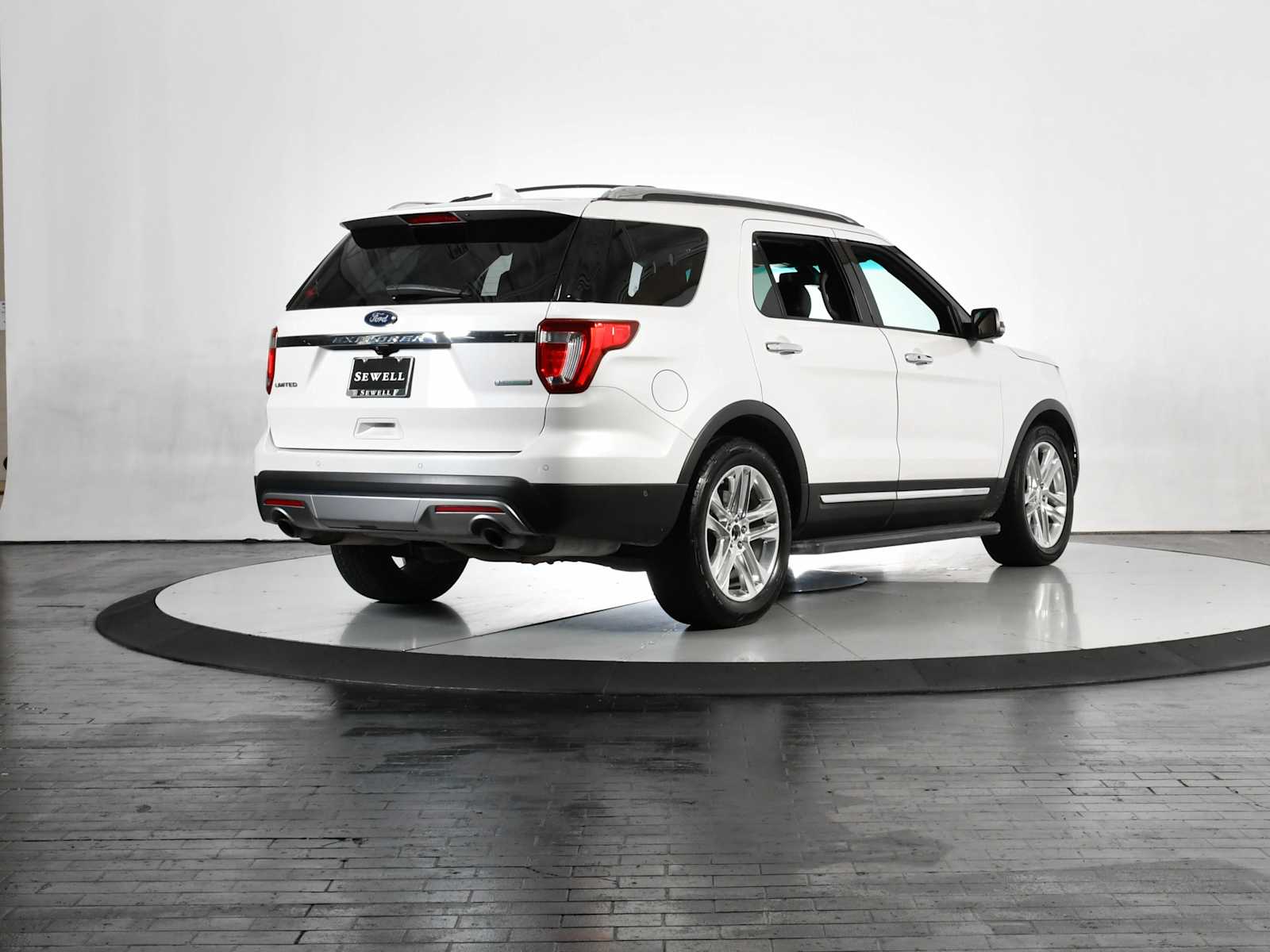 Used 2017 White Platinum Metallic Tri-Coat Ford Limited image 6