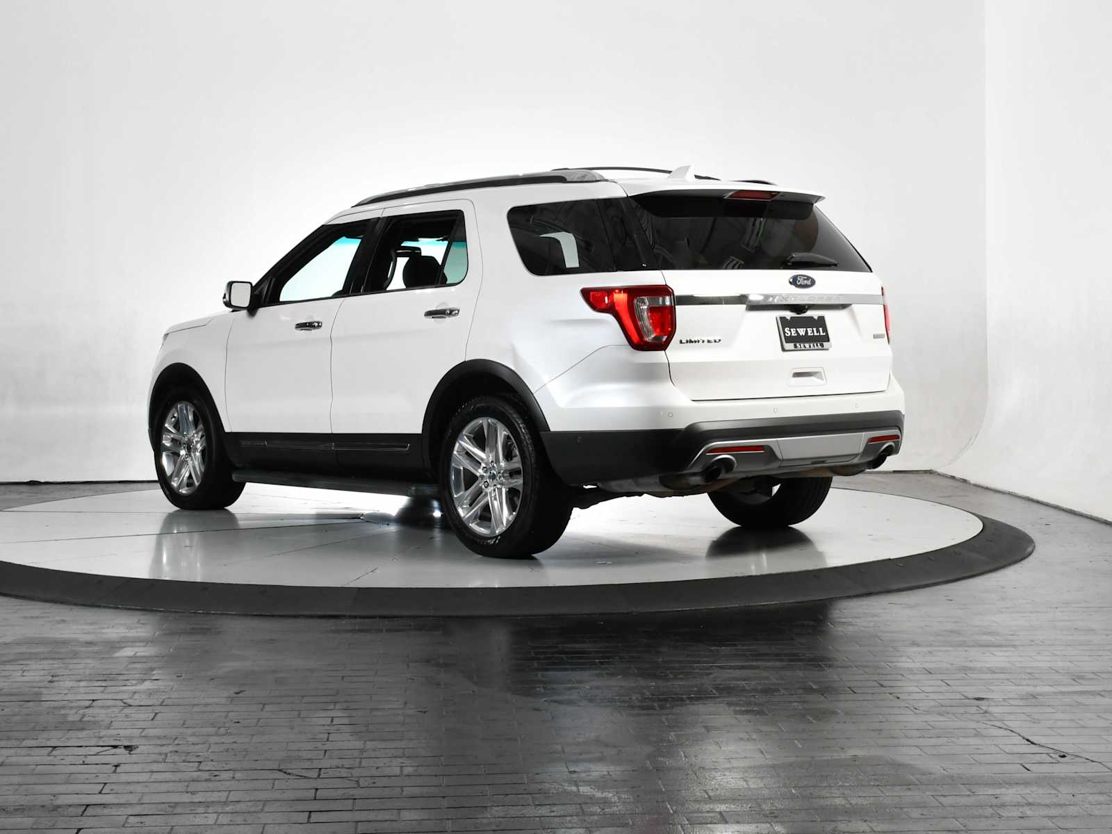 Used 2017 White Platinum Metallic Tri-Coat Ford Limited image 4