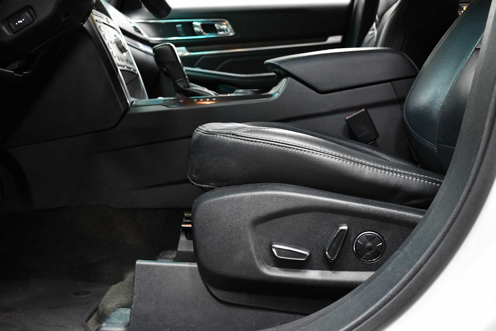 Used 2017 White Platinum Metallic Tri-Coat Ford Limited image 14