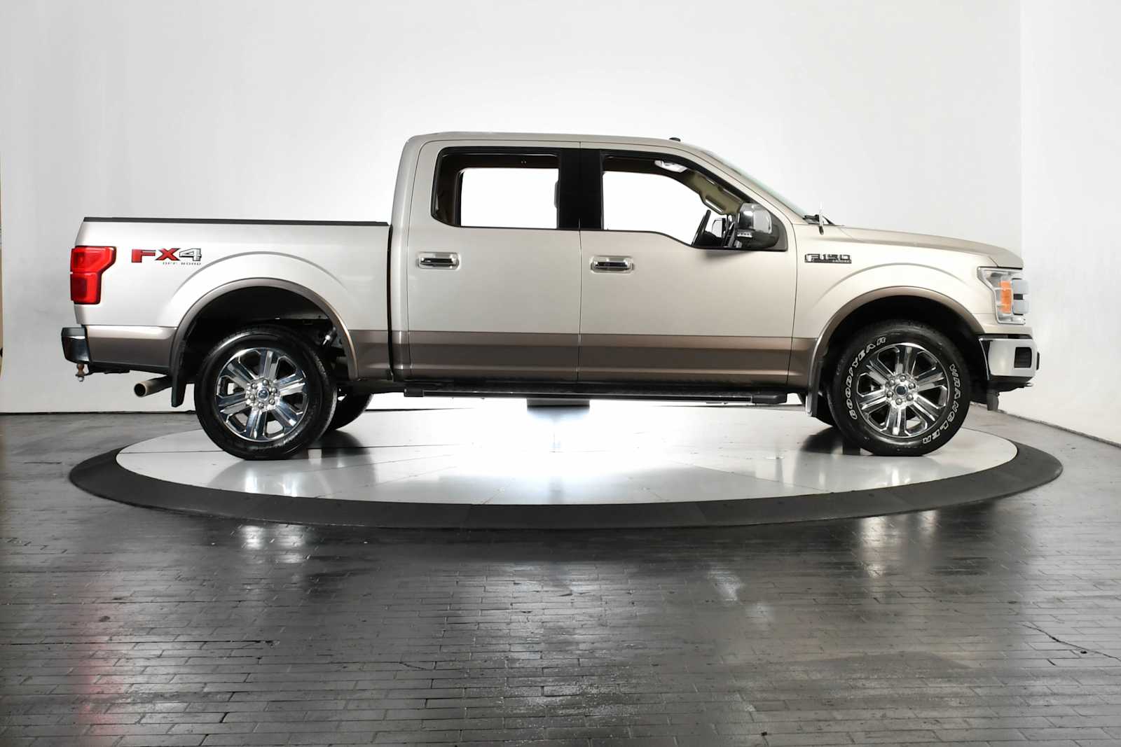 Used 2018 White Gold/Stone Gray Ford LARIAT image 7