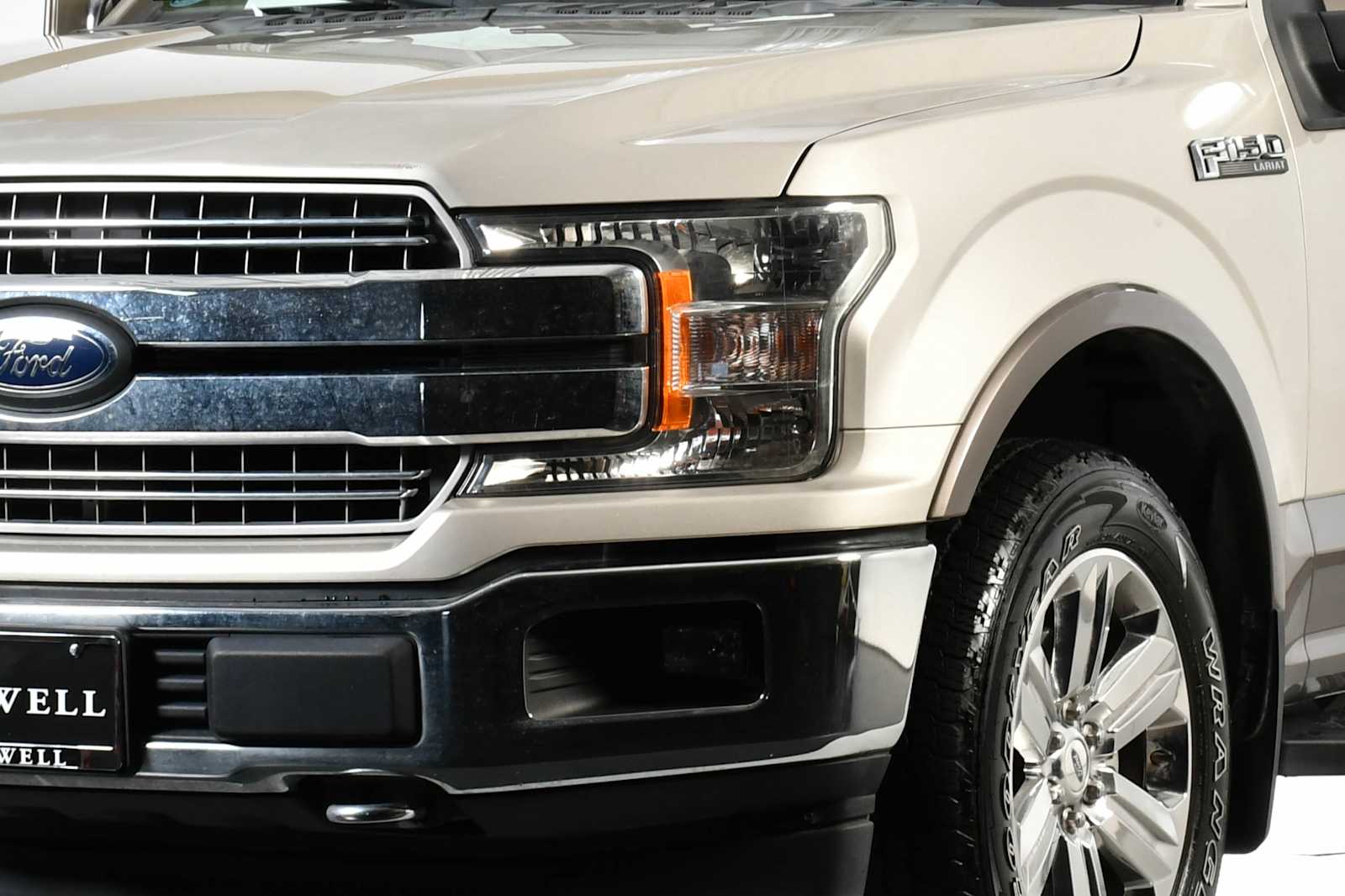 Used 2018 White Gold/Stone Gray Ford LARIAT image 11