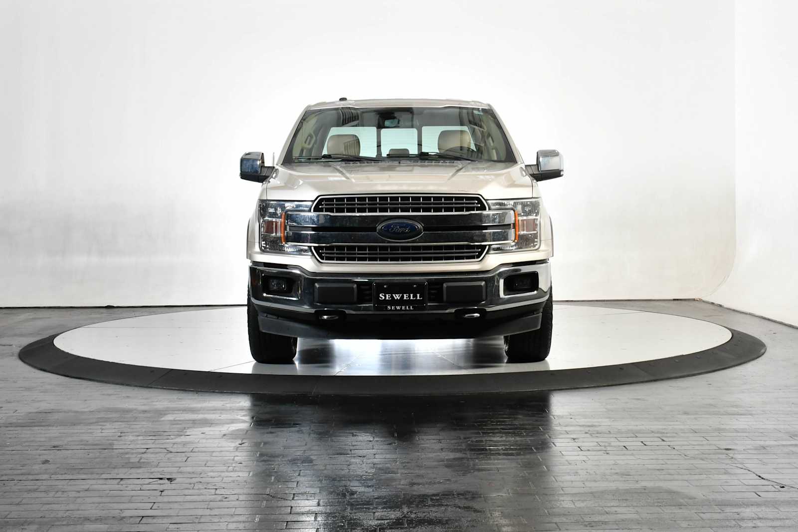 Used 2018 White Gold/Stone Gray Ford LARIAT image 9